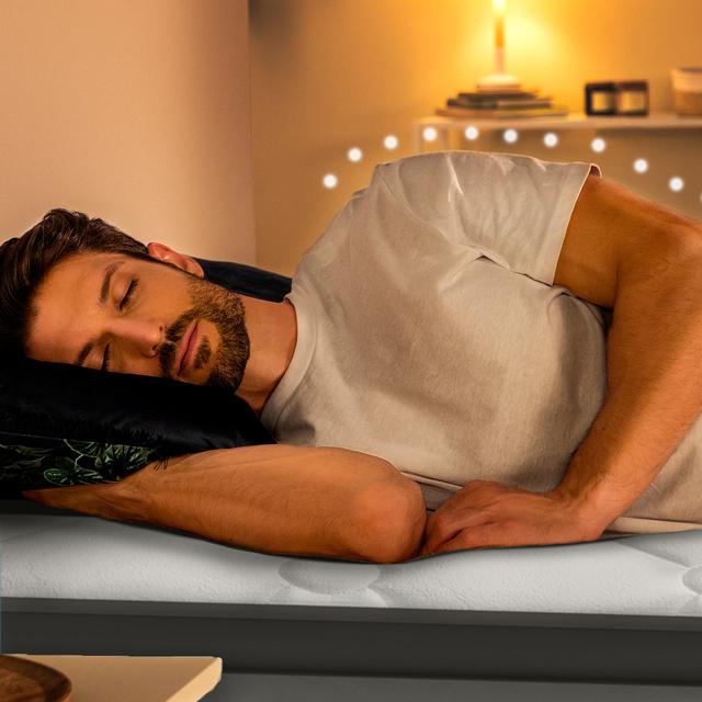 Persona-durmiendo-de-lado-en-un-colchon-Cecotec